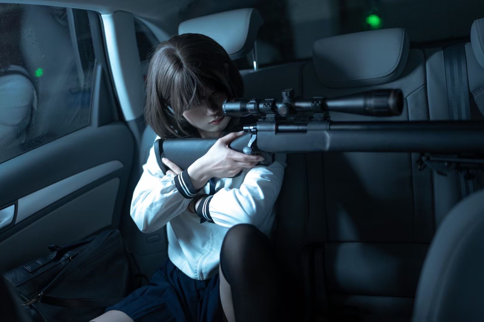 車内で静かに身構えるブルートーンの一枚